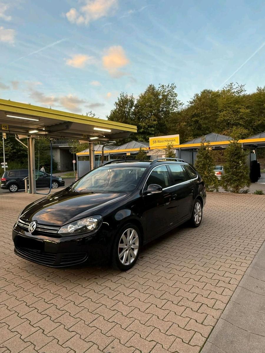 Volkswagen Golf 2010 — салон