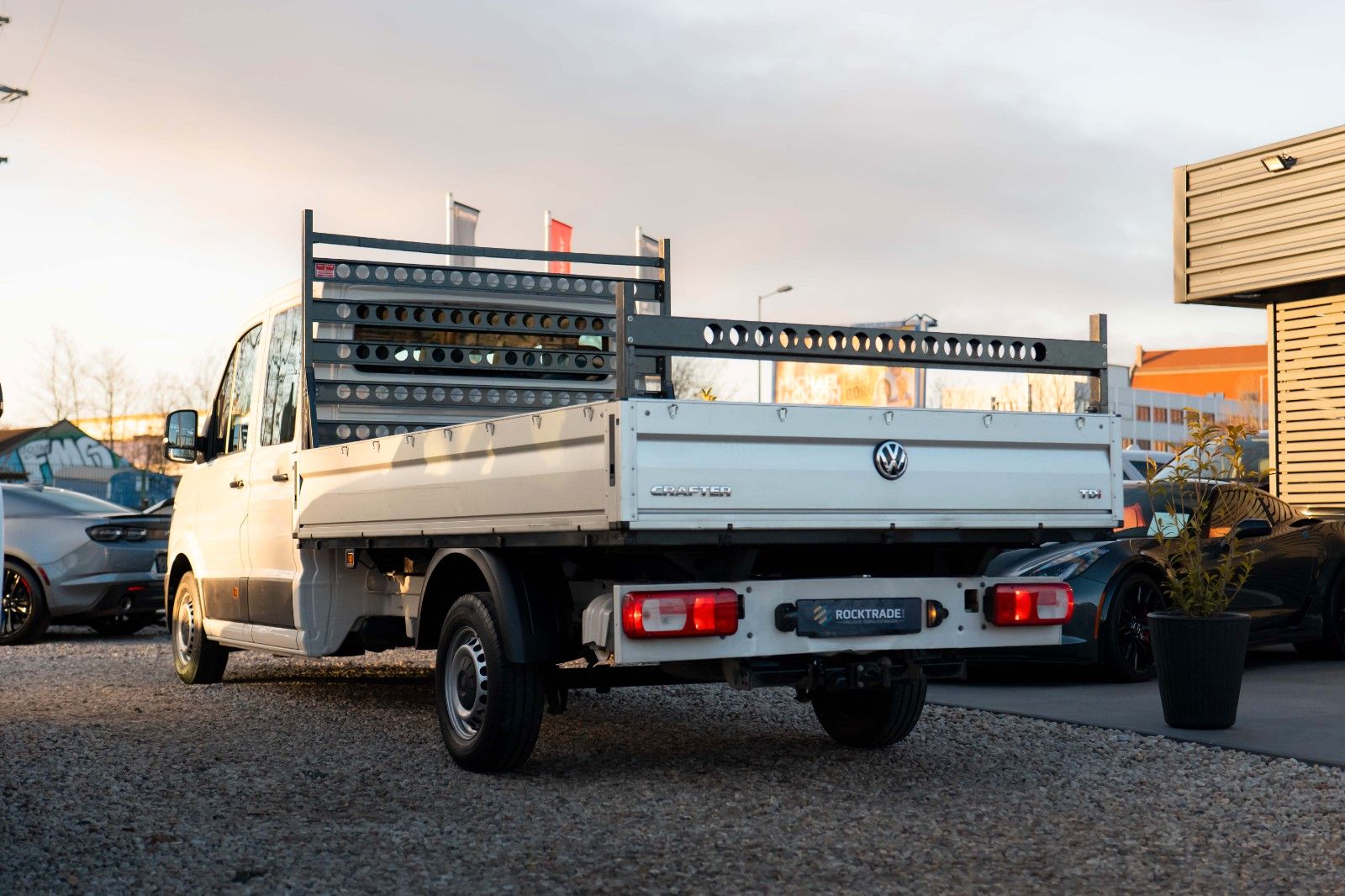 Fahrzeugabbildung Volkswagen Crafter Pritsche 35 DOKA lang FWD 7 Sitze 19%