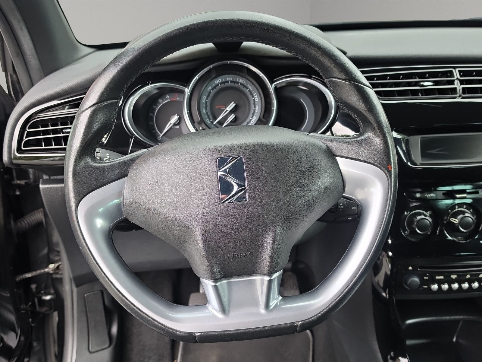 Fahrzeugabbildung Citroën DS3 SoChic SPORTPAKET KLIMA PDC TEMPOMAT