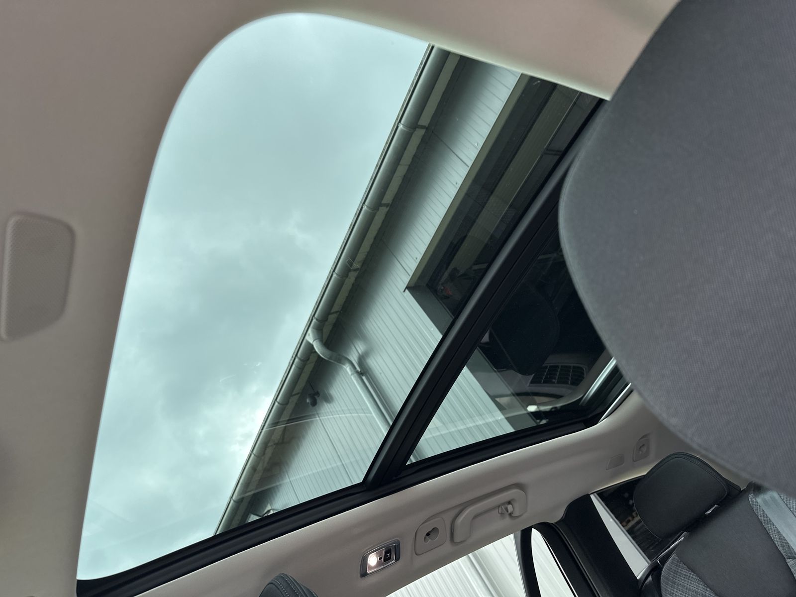 Fahrzeugabbildung Volvo V60 Inscription Hybrid AWD NAV+LED+PANO+AHK+H&K