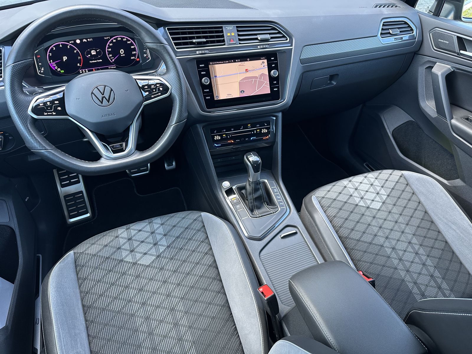 Fahrzeugabbildung Volkswagen Tiguan 1.5 TSI DSG R-Line NAV+LED+ACC+SHZ+HK