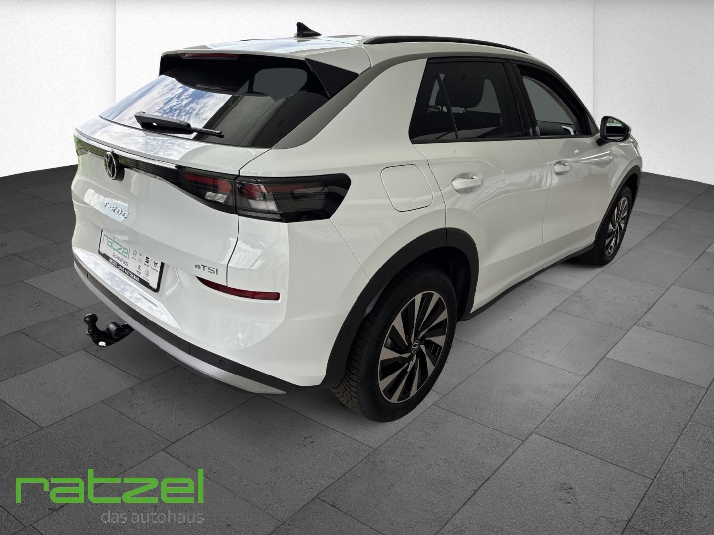 Fahrzeugabbildung Volkswagen T-Roc 1.5 eTSI AHK+Ganzjahresreifen+Navi