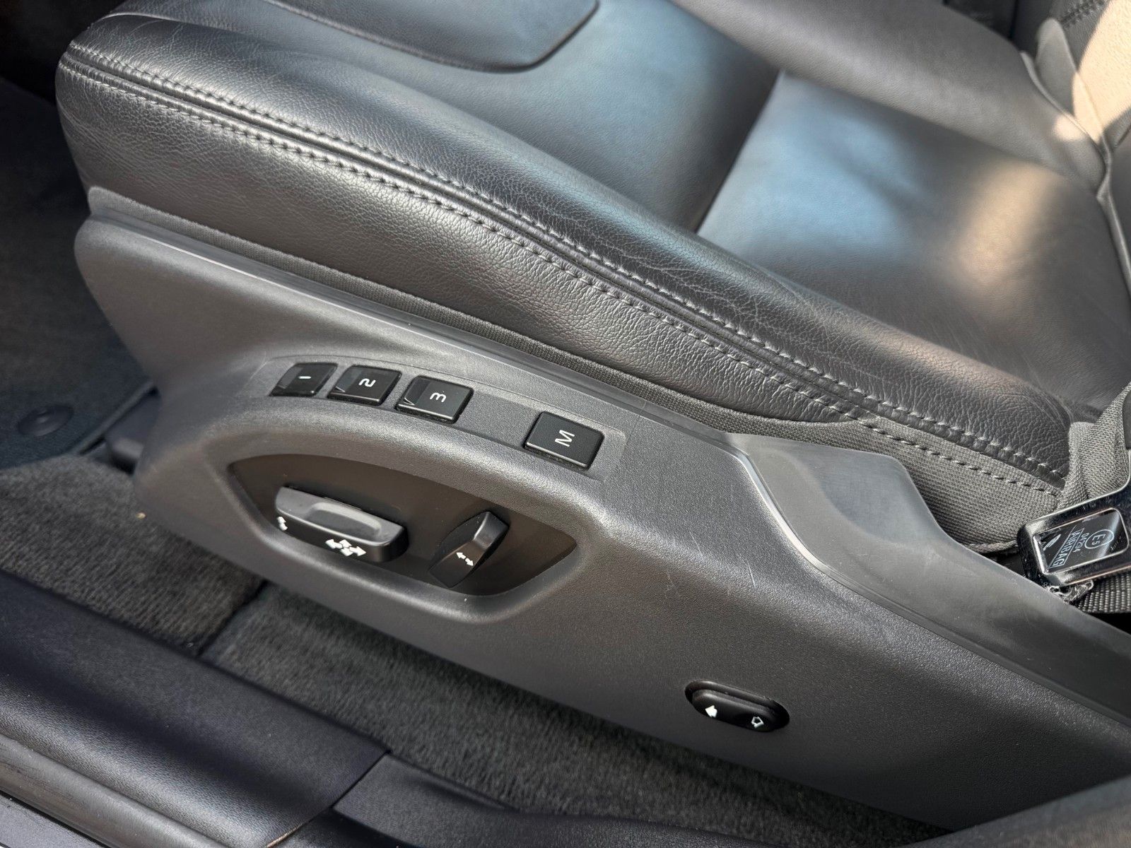 Fahrzeugabbildung Volvo XC60 Summum AWD 306PS NAVI LEDER SITZHZG AUTOM.