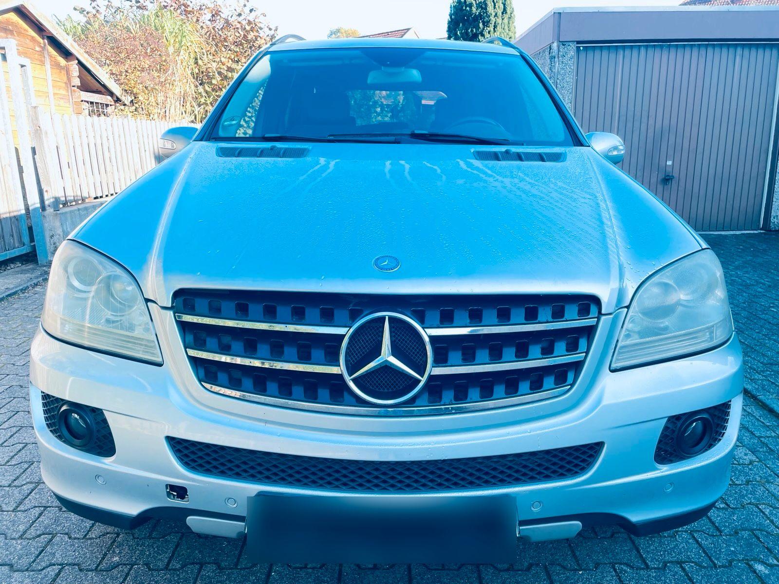 Mercedes-Benz ML280 2006 — rear view
