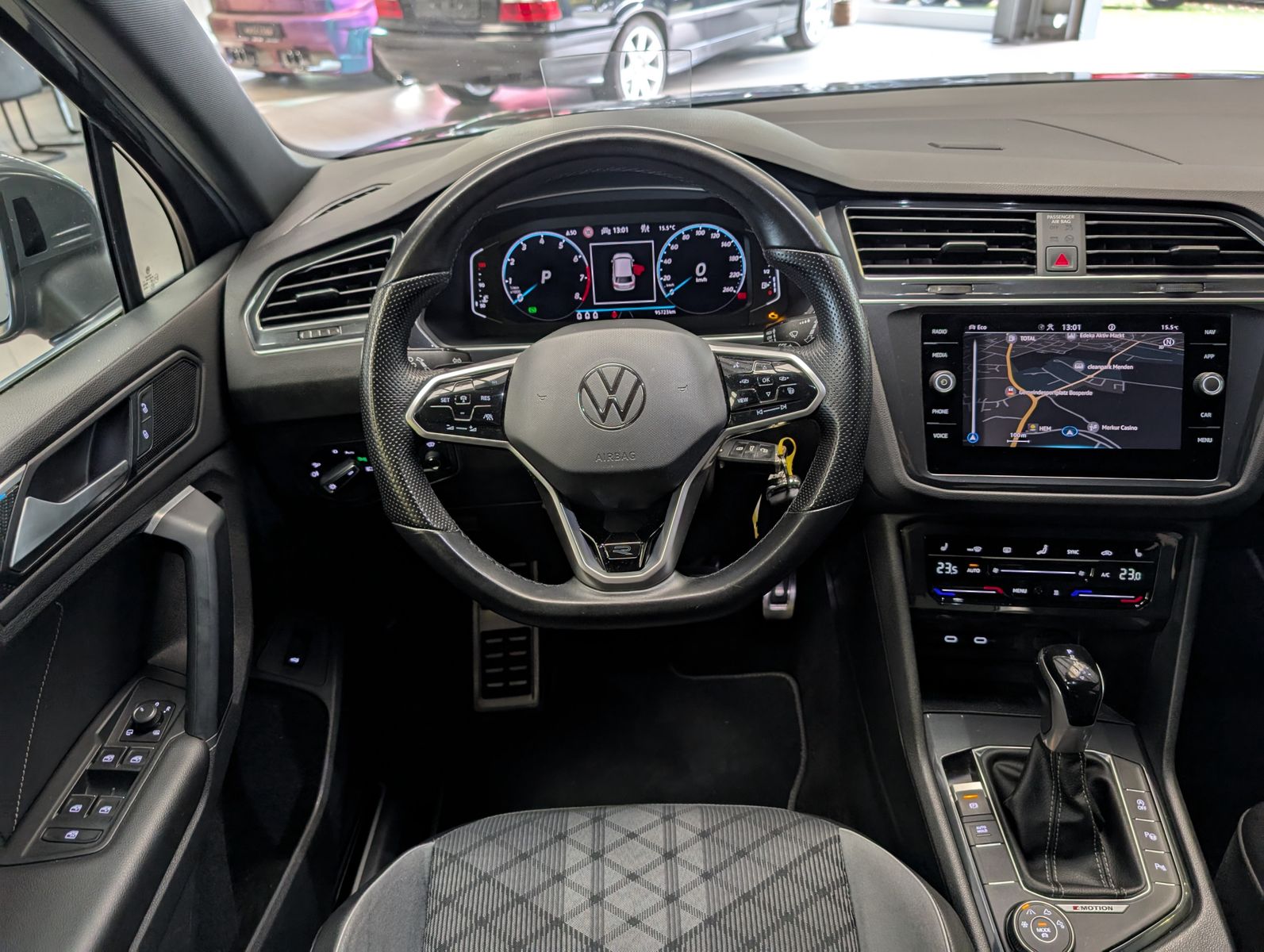 Fahrzeugabbildung Volkswagen Tiguan 2.0TSI R-Line 4M ACC HUD Cam StHz AHK 19"