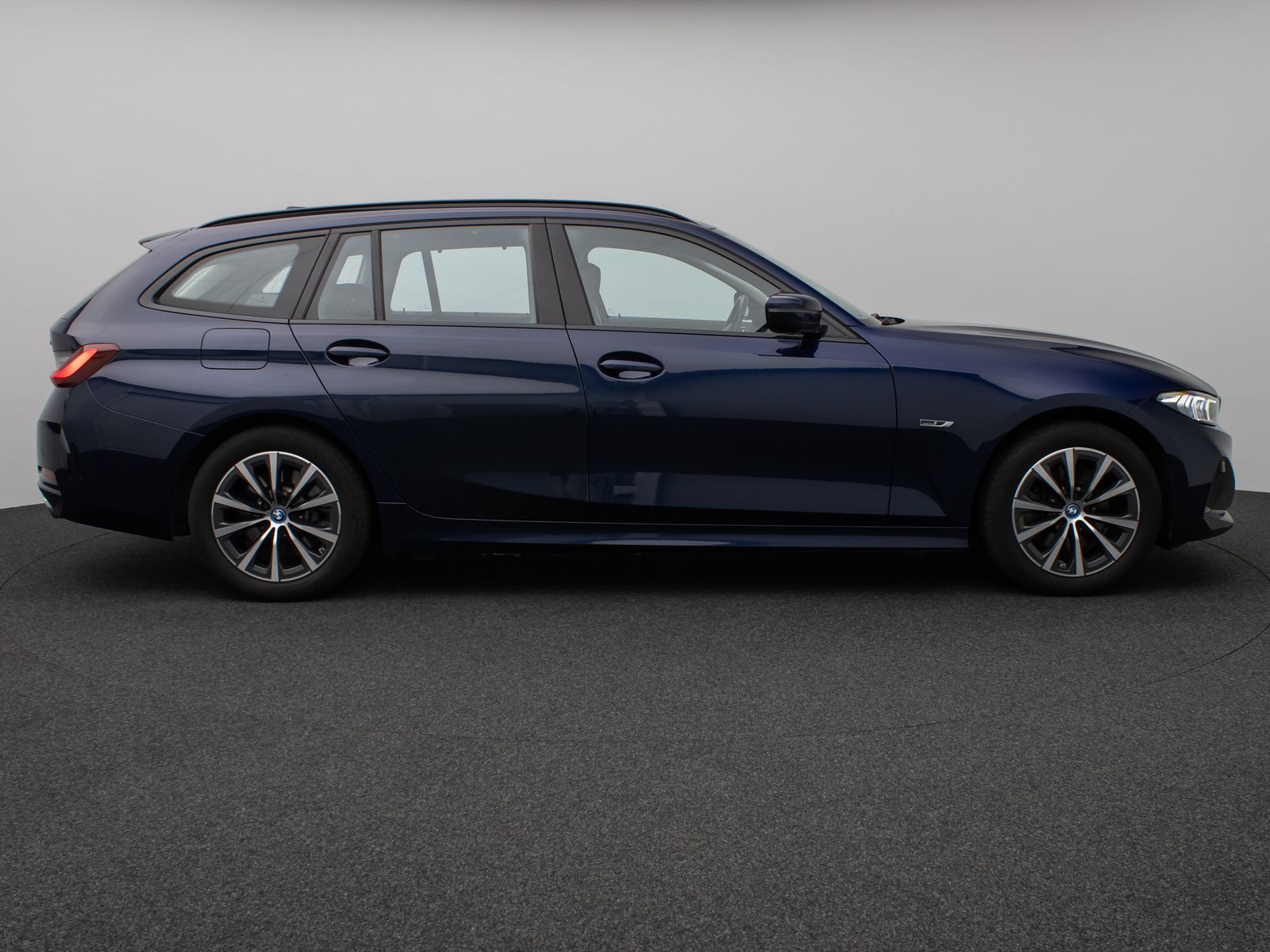 Fahrzeugabbildung BMW 330e Individual DAB HiFi Fernlichtassist PDC LED