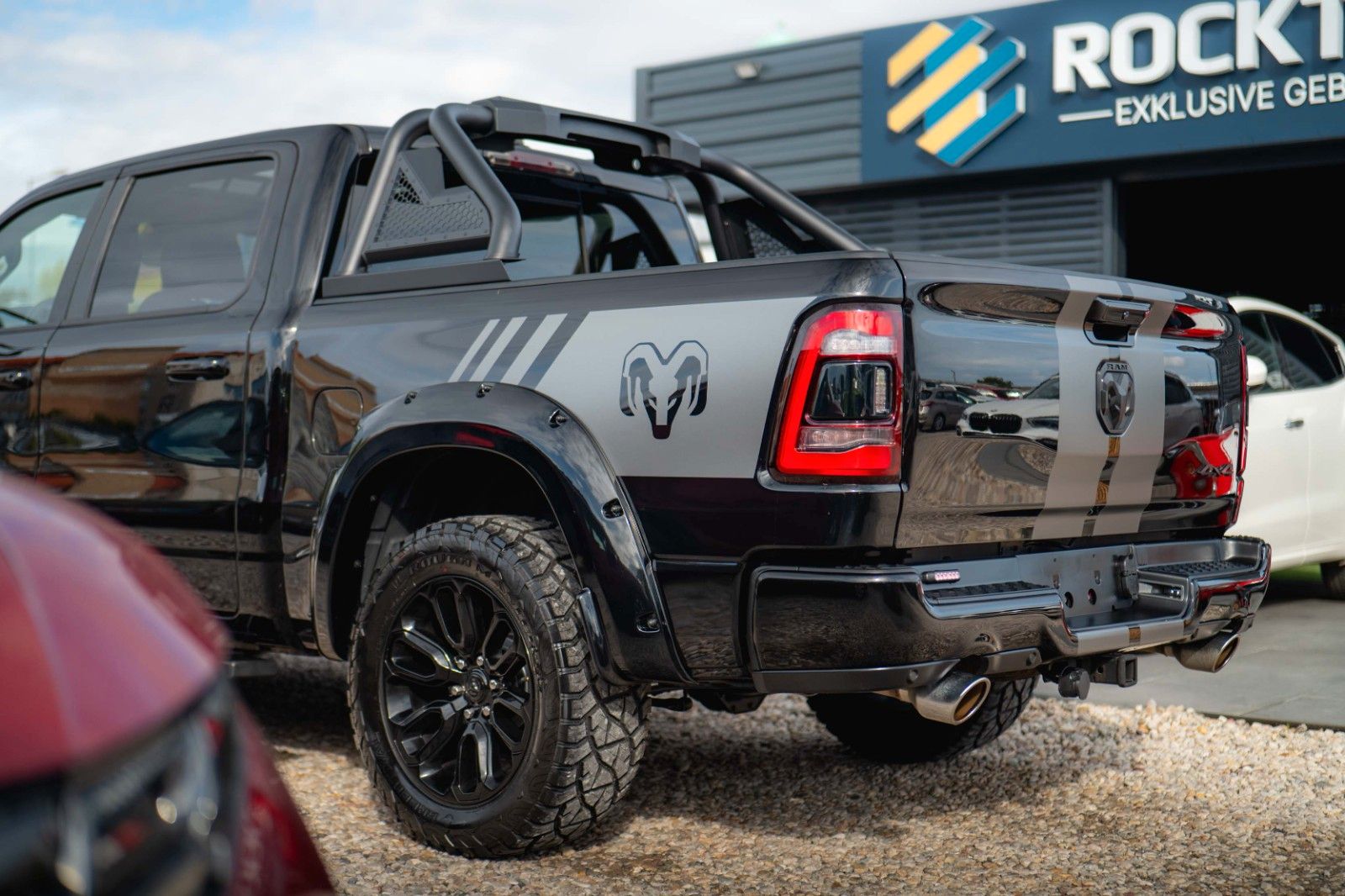 Fahrzeugabbildung Dodge RAM 5.7 V8 HEMI 4x4 Night LARAMIE Pano LED 19%