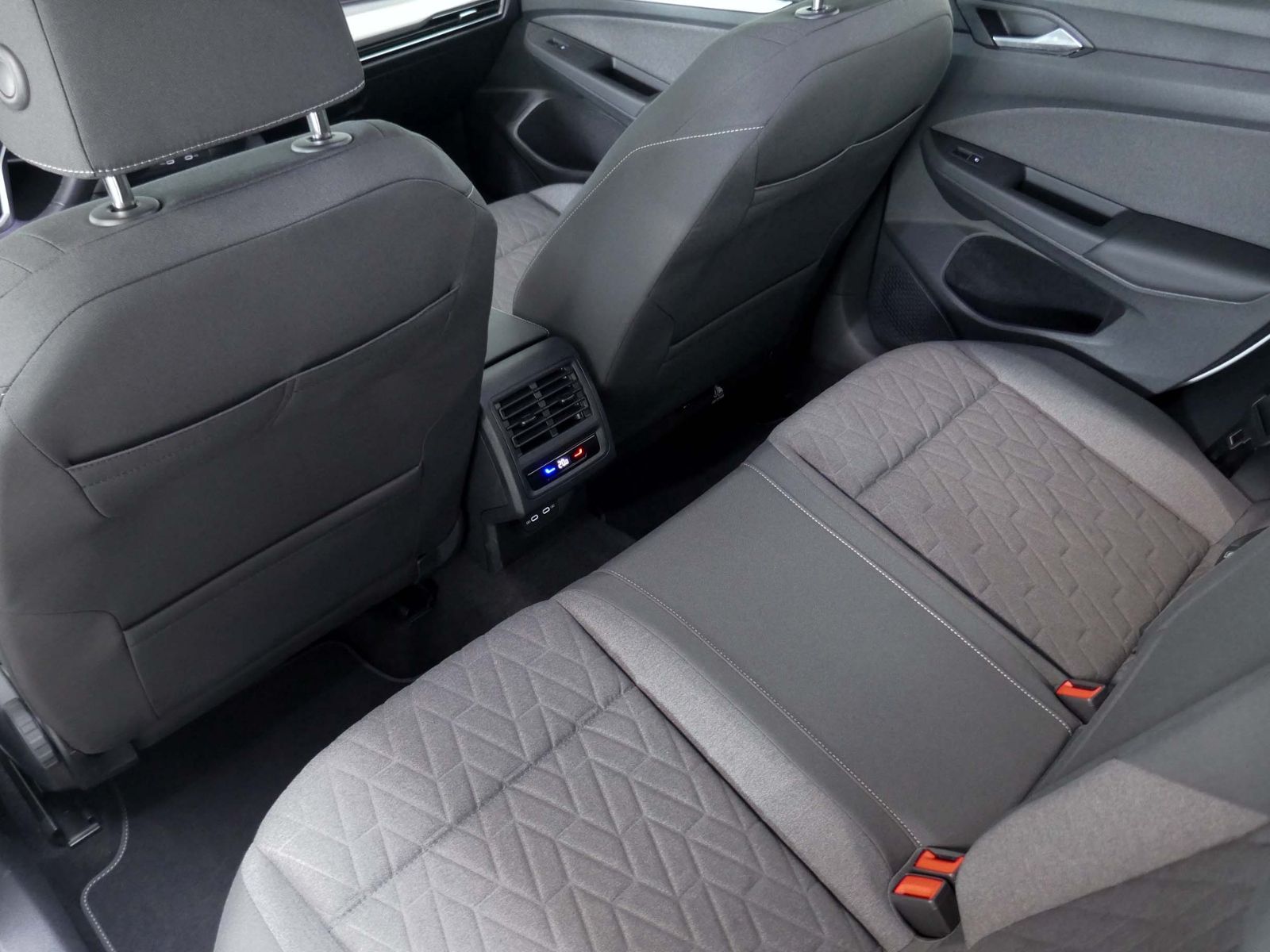 Fahrzeugabbildung Volkswagen Golf VIII Life 1.5 TSI | LED PDC ACC Navi