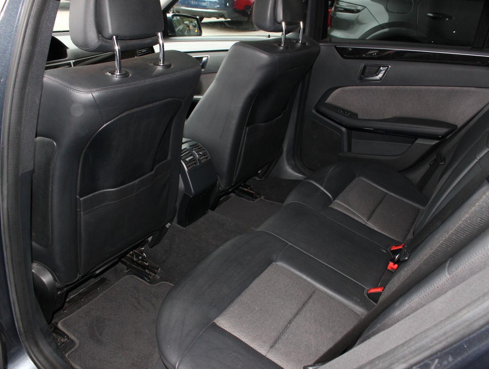Fahrzeugabbildung Mercedes-Benz E 250 T CDI Avantgarde Distronic + AHK + ILS