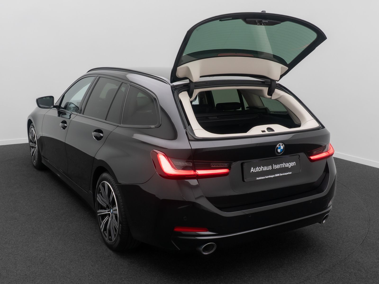 Fahrzeugabbildung BMW 330d H/K GeschwindigReg AHK DAB Widscreen 18Zoll