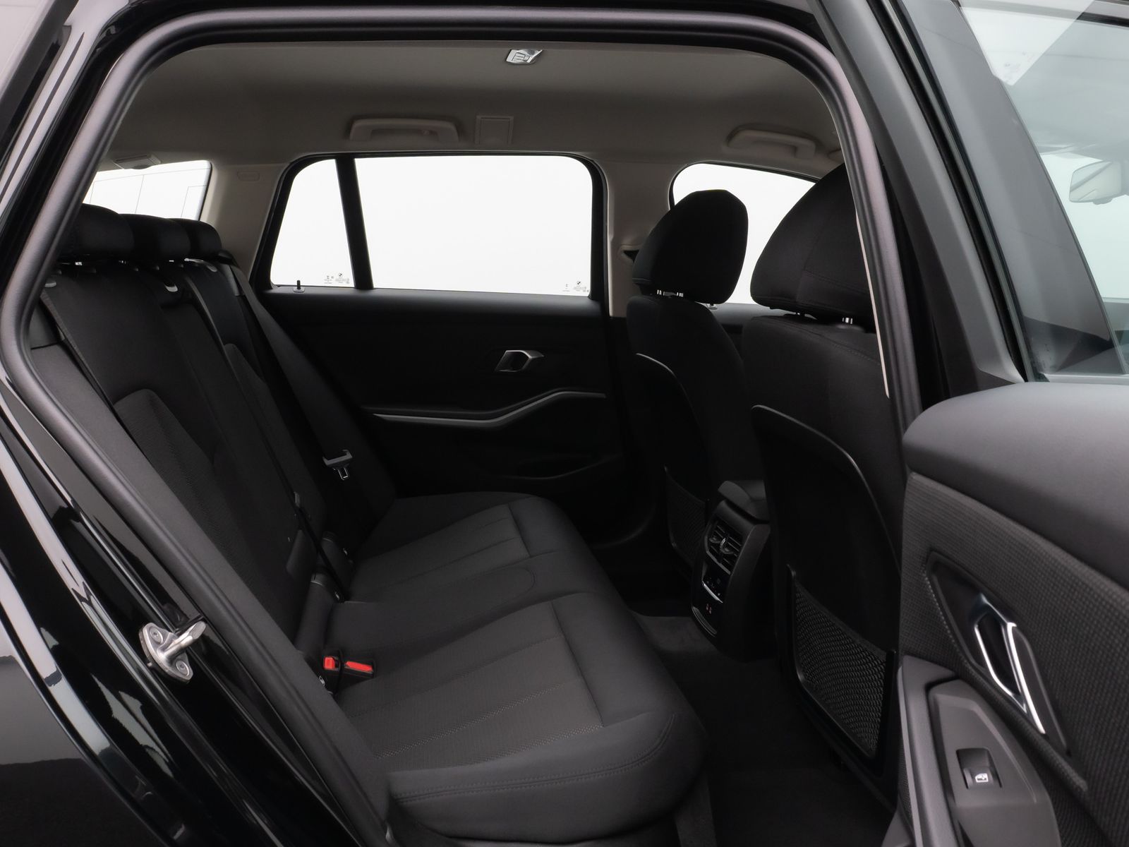 Fahrzeugabbildung BMW 330i xD DAB HUD CockPitPro PDCFernlichtassist