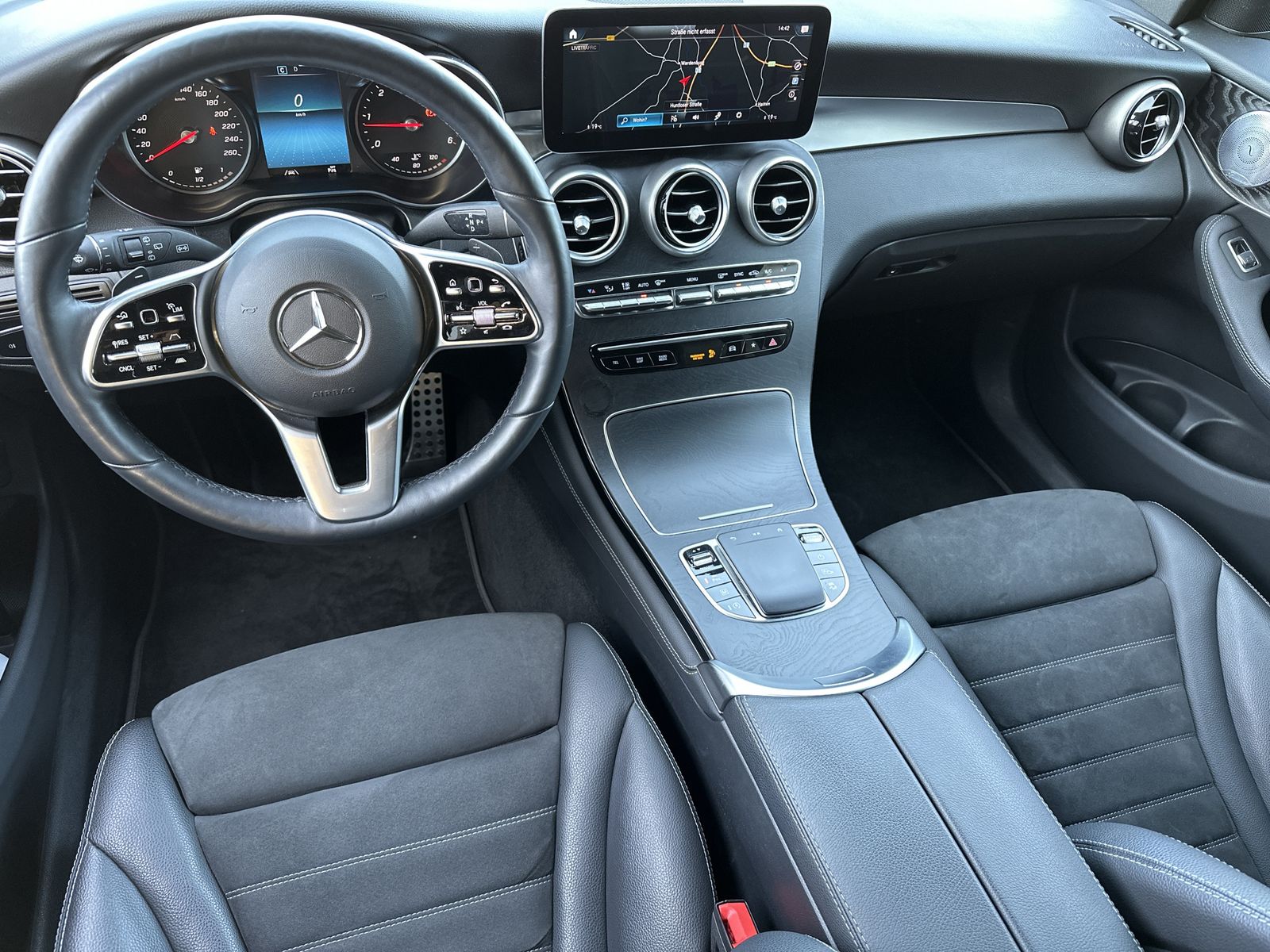 Fahrzeugabbildung Mercedes-Benz GLC 300d 4M AMG-Line NAV+LED+BURMESTER+360°+DAB