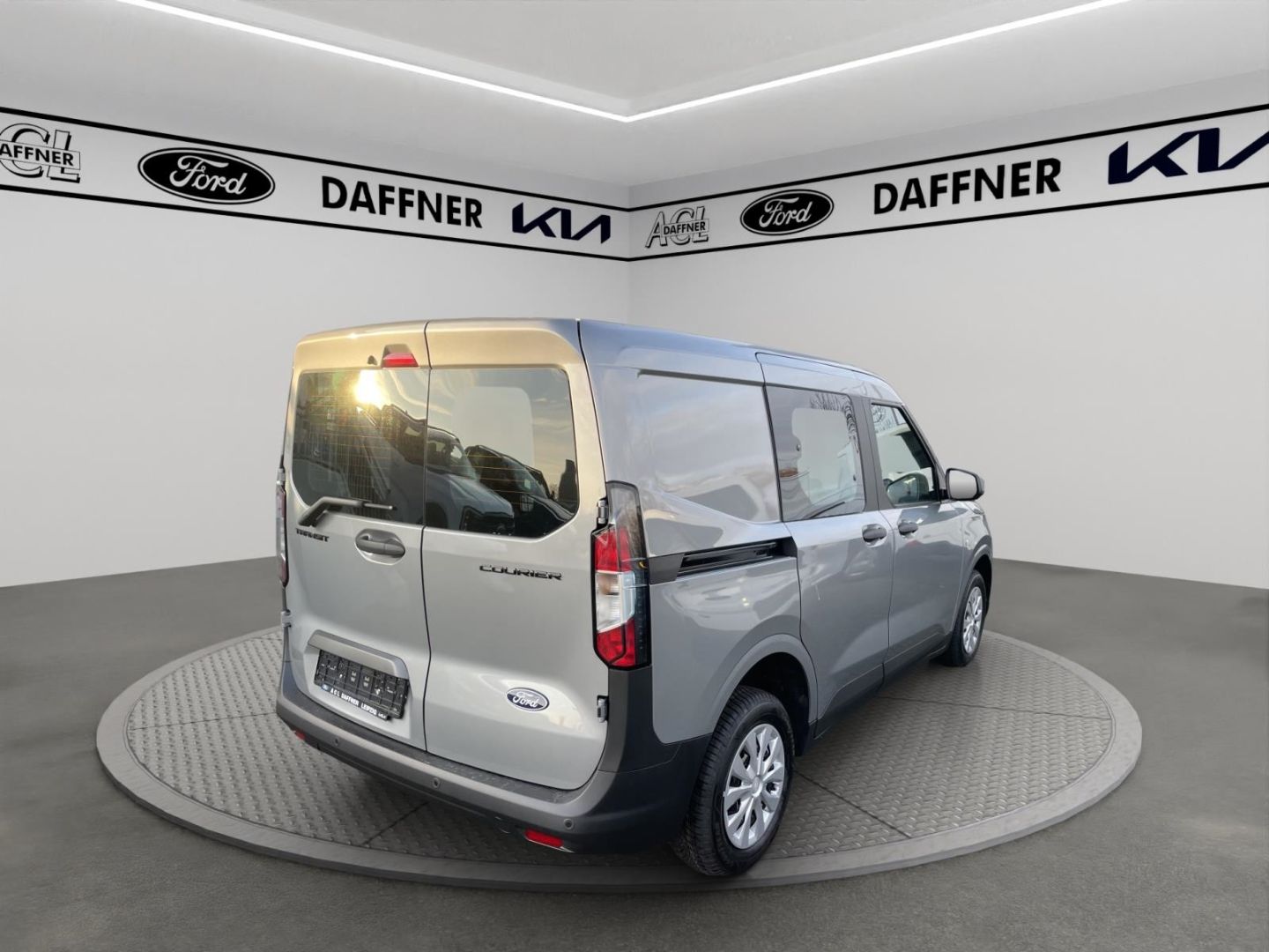 Fahrzeugabbildung Ford Transit Courier Trend Doppelkabine DAB LenkradH