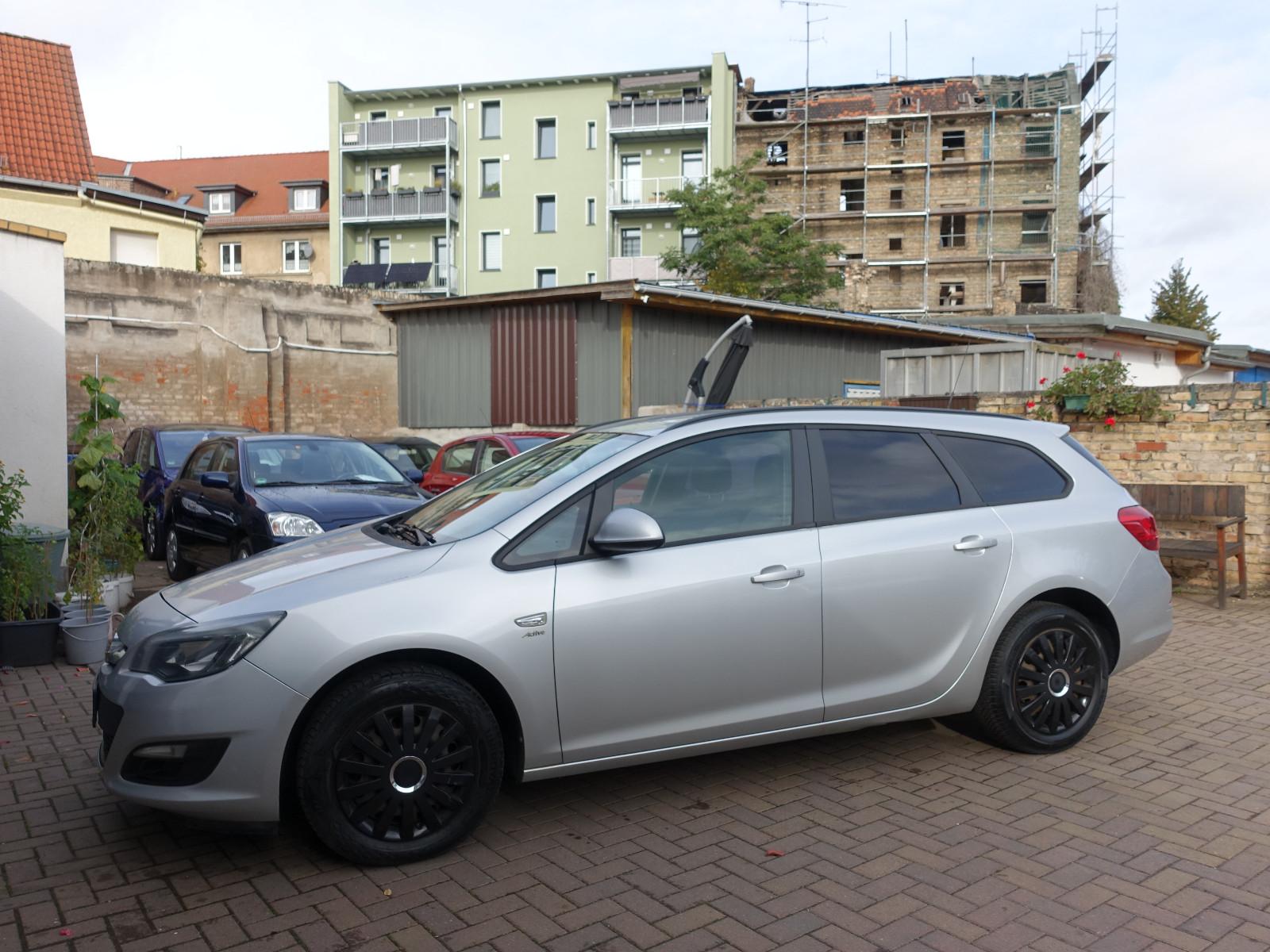 Opel Astra 2013 — rear view