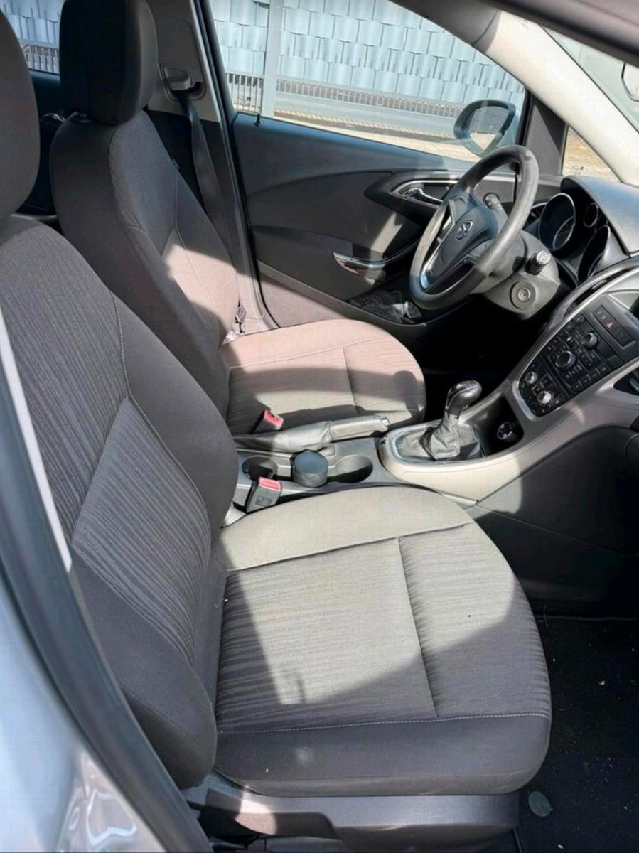 Opel Astra 2012 — engine
