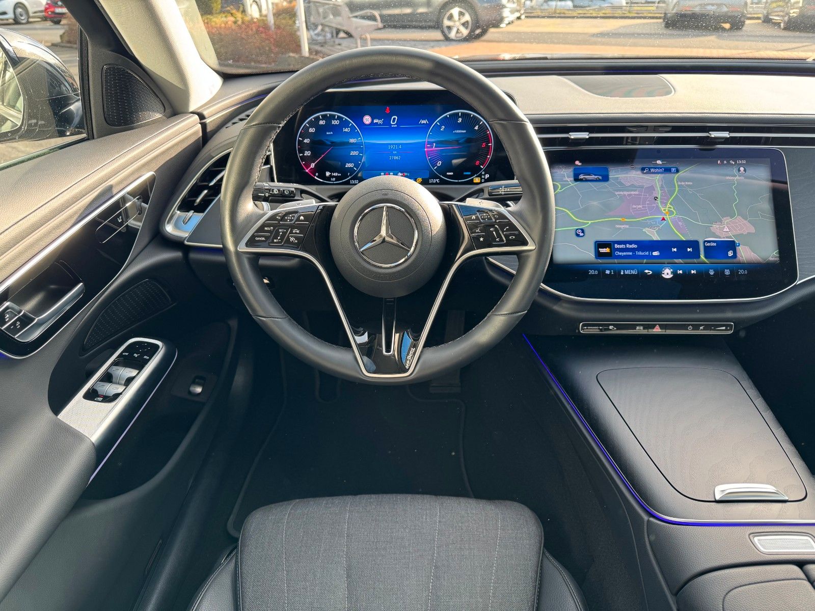 Fahrzeugabbildung Mercedes-Benz E 220d T Avantgarde+Pano+DistrPro+AHK+RFK+MBUX