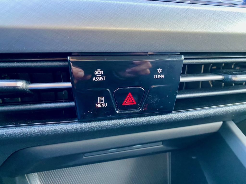 Fahrzeugabbildung Volkswagen Golf Variant 1.5 DSG Life AAC LED SHZ CARPLAY