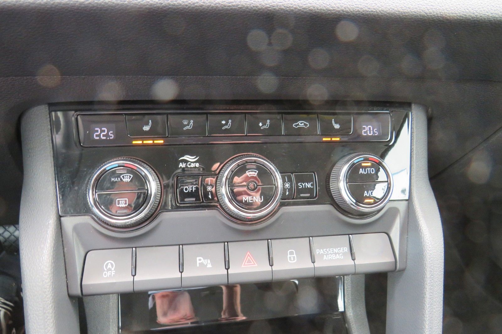 Fahrzeugabbildung SKODA Karoq Ambition DSG GRA AHK SITZH. KAMERA NAVI 1.