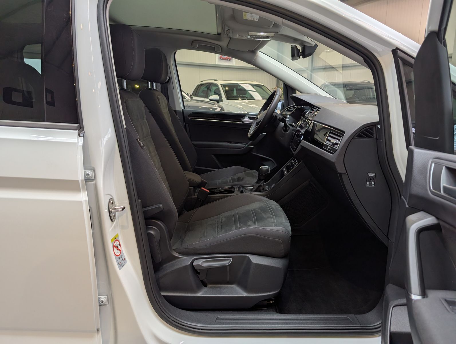 Fahrzeugabbildung Volkswagen Touran 2.0 DSG R-Line High. Pano 7-Si IQ.Dri AHK