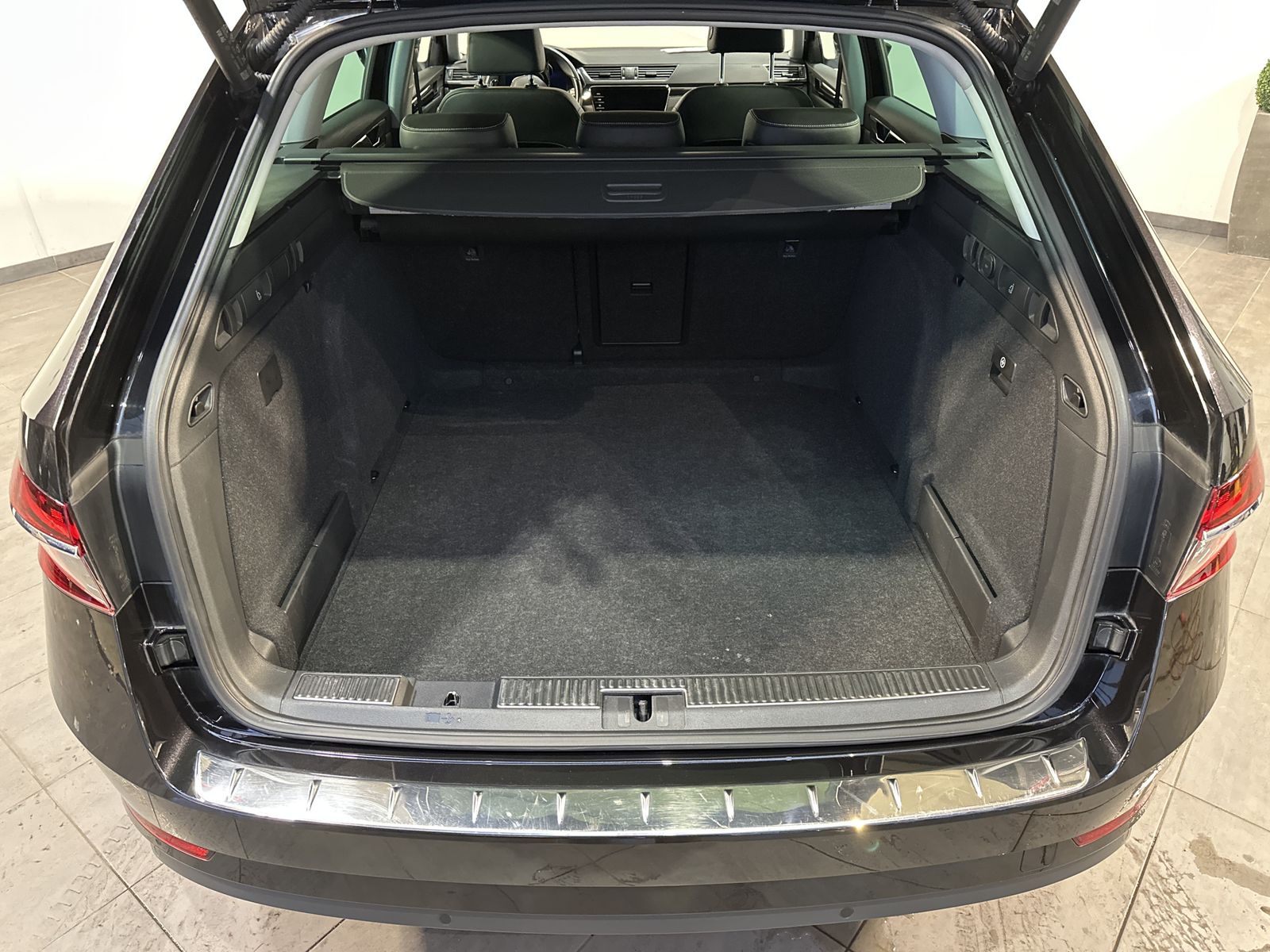 Fahrzeugabbildung SKODA Superb Combi 2.0 TDI DSG L&K NAV+LED+AHK+19ZOLL