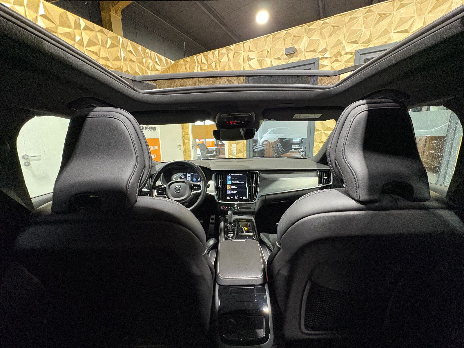 Fahrzeugabbildung Volvo V90 Kombi R Design Recharge Plug-In Hybrid AWD/