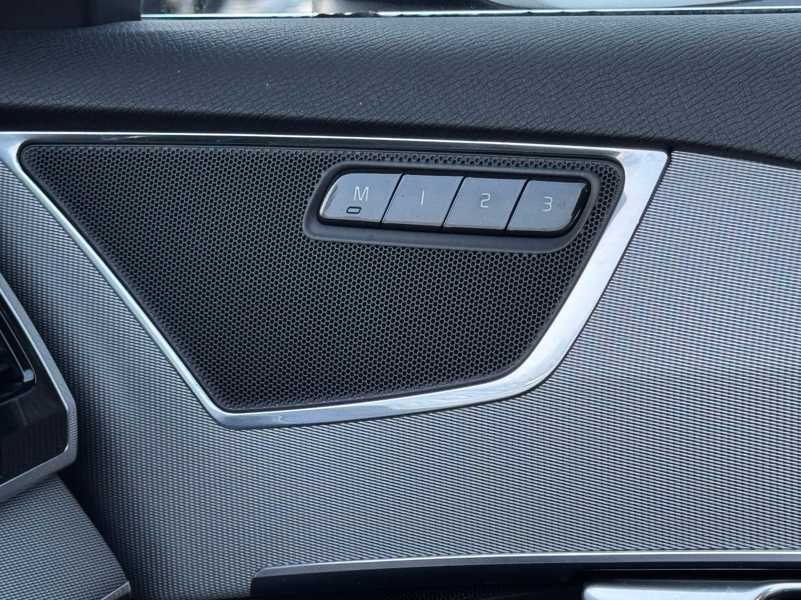 Fahrzeugabbildung Volvo XC90 INSCRIPTION AWD PANO HUD SITZKLIMA MEMORY