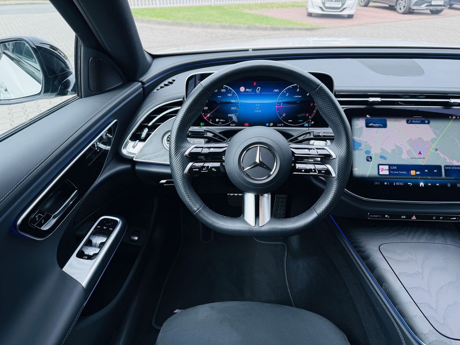 Fahrzeugabbildung Mercedes-Benz E 220 d AMG & NIGHT Paket, Distronic, Totw, LED,