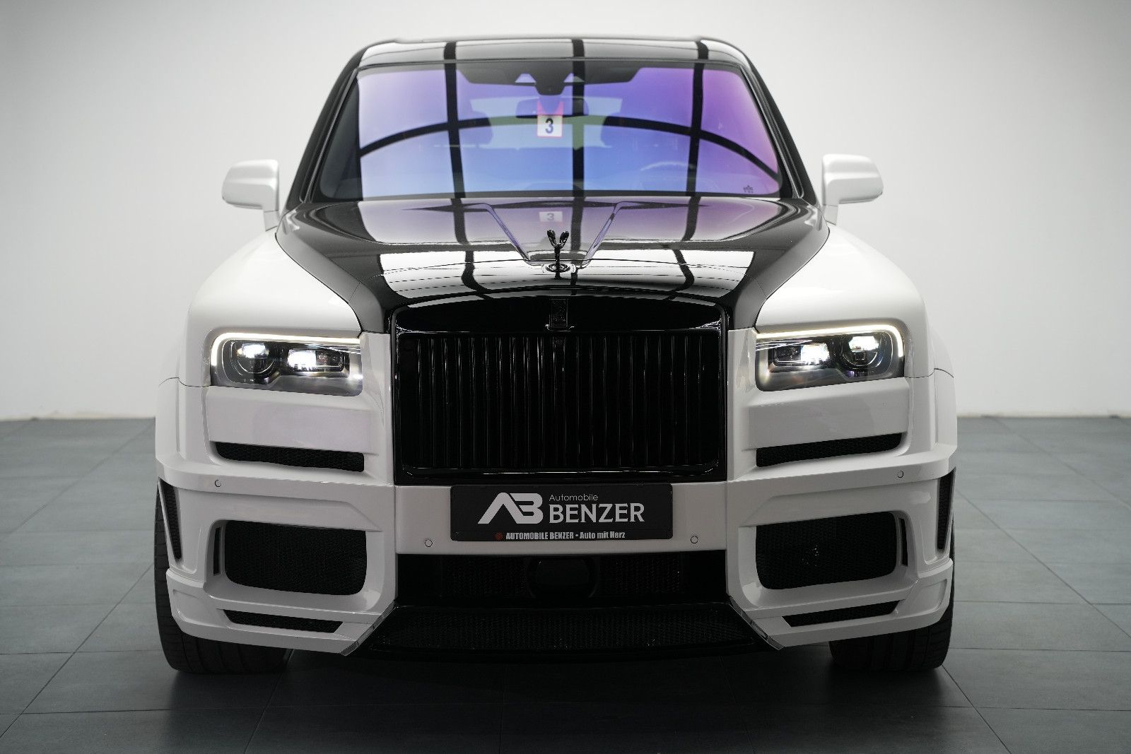 Fahrzeugabbildung Rolls-Royce Cullinan/NOVITEC/WIDEBODY/24''/FOND-TV/STERNEHIM
