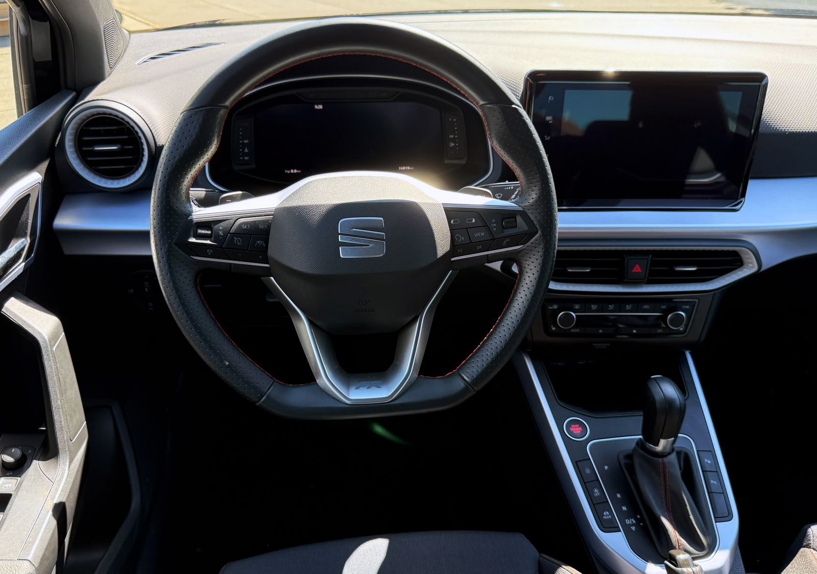 Fahrzeugabbildung SEAT Arona 1.0 TSI DSG FR LED NAV KAM PDC ACC AHK