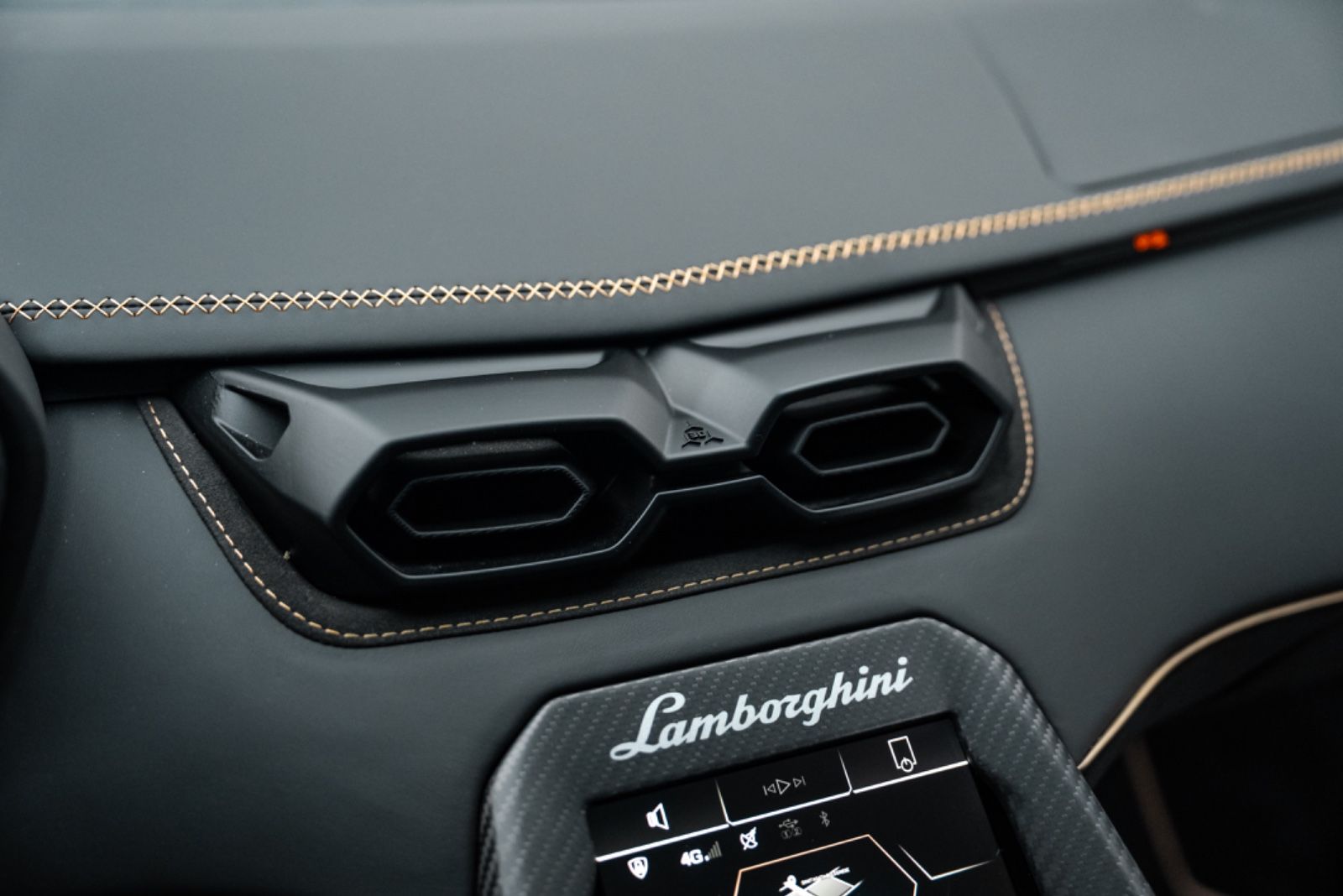 Fahrzeugabbildung Lamborghini Countach LPI 800-4 1of112/CARBON/LIFT