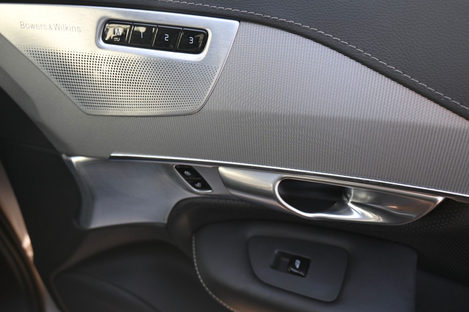 Fahrzeugabbildung Volvo XC90 T8 AWD Ultimate Dark*STDHZG*360°*LUFT*0,5%