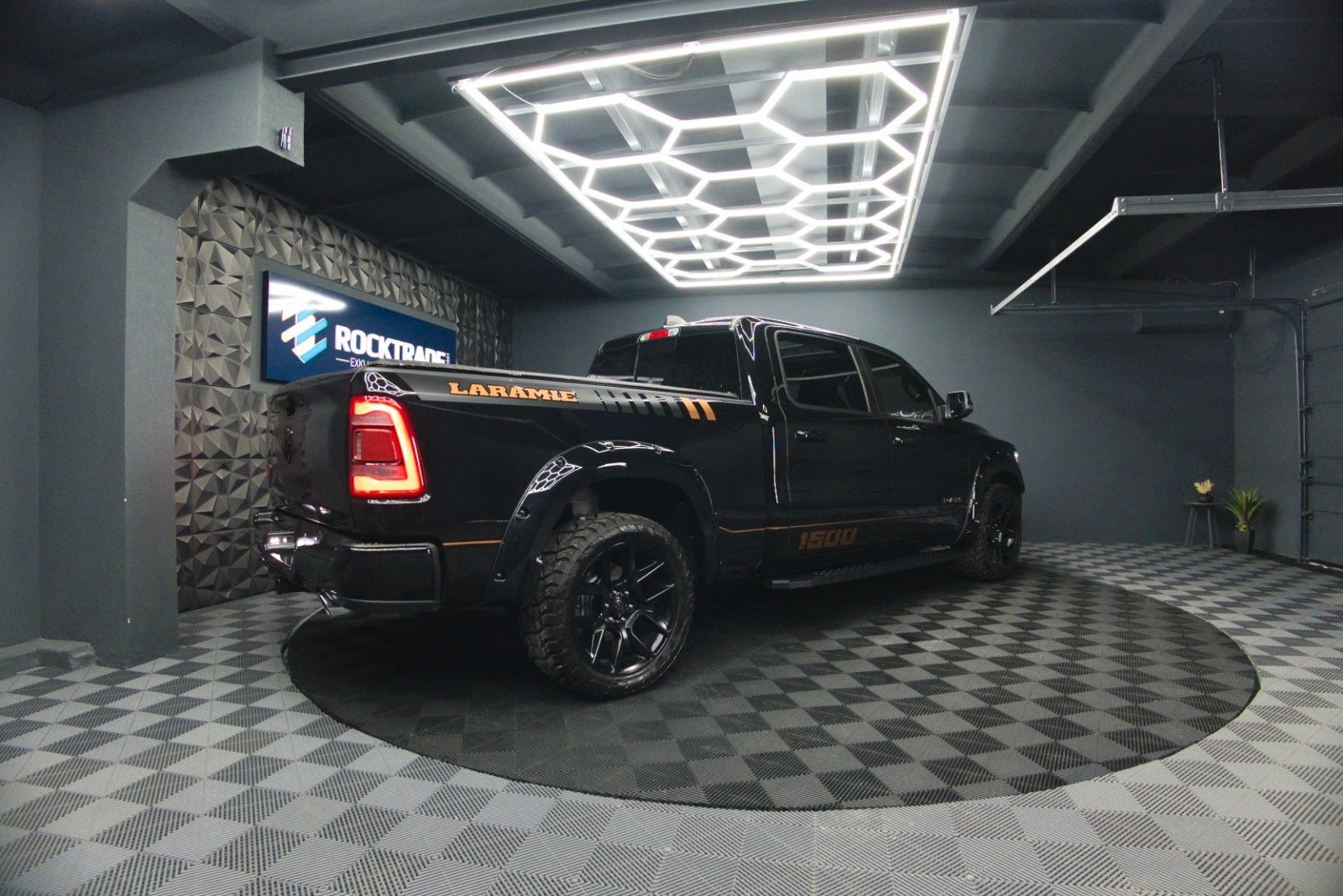 Fahrzeugabbildung Dodge RAM 5.7 V8 HEMI 4x4 Night LARAMIE LONGBED 19%