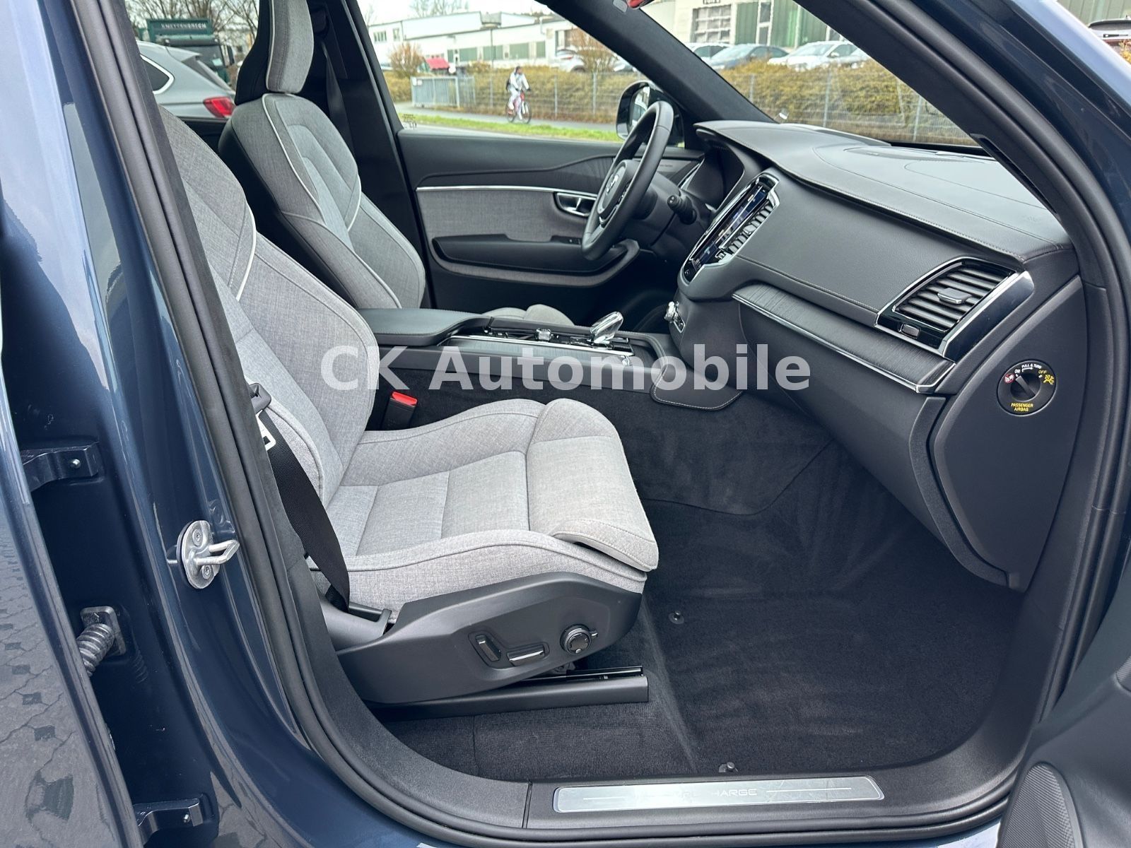 Fahrzeugabbildung Volvo XC90 T8 Ultimate Dark AWD/7 Sitze/Head-Up/LED