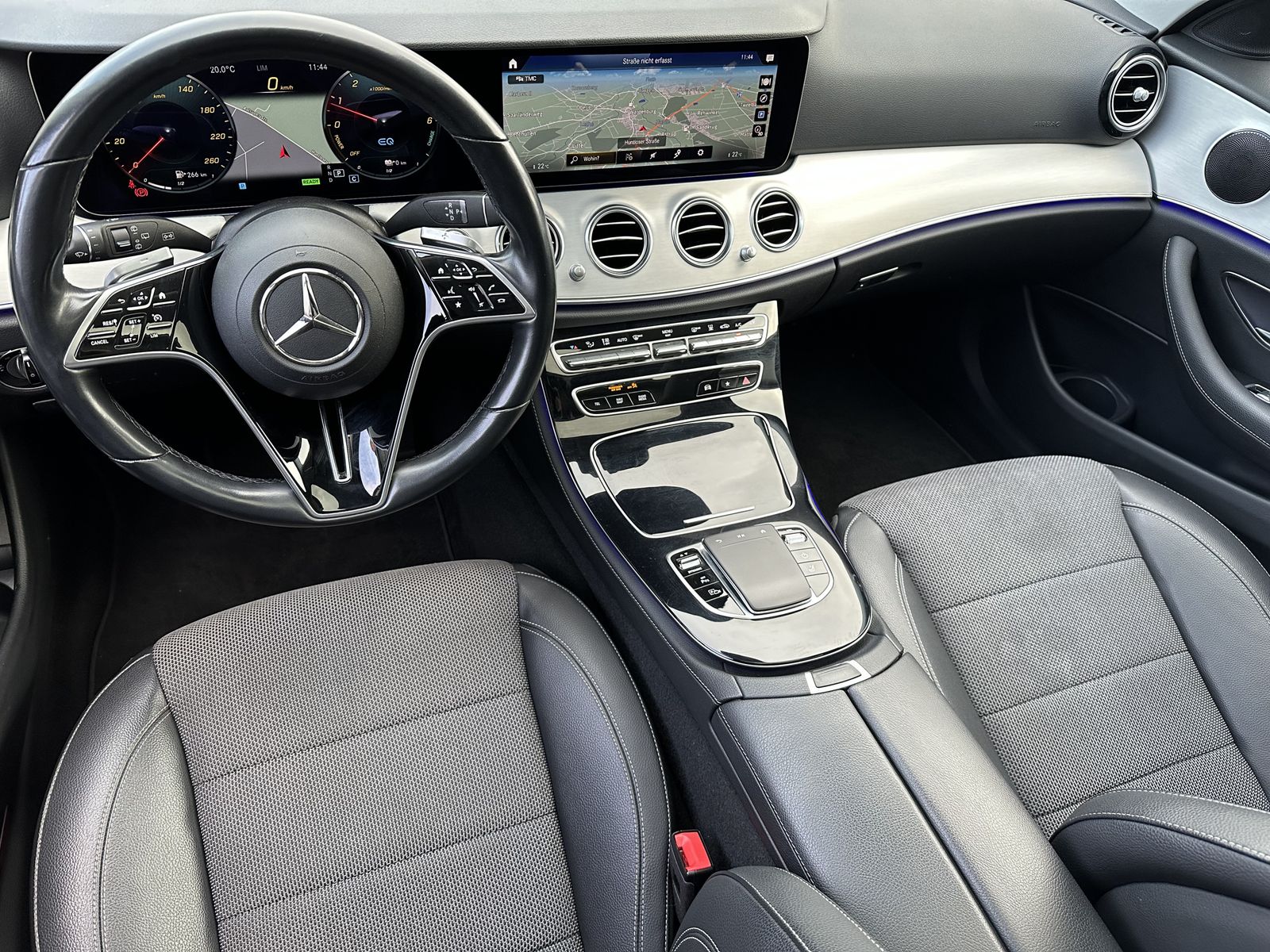 Fahrzeugabbildung Mercedes-Benz E 300de T Avantgarde NAV+LED+PANORAMA+HUD+AHK