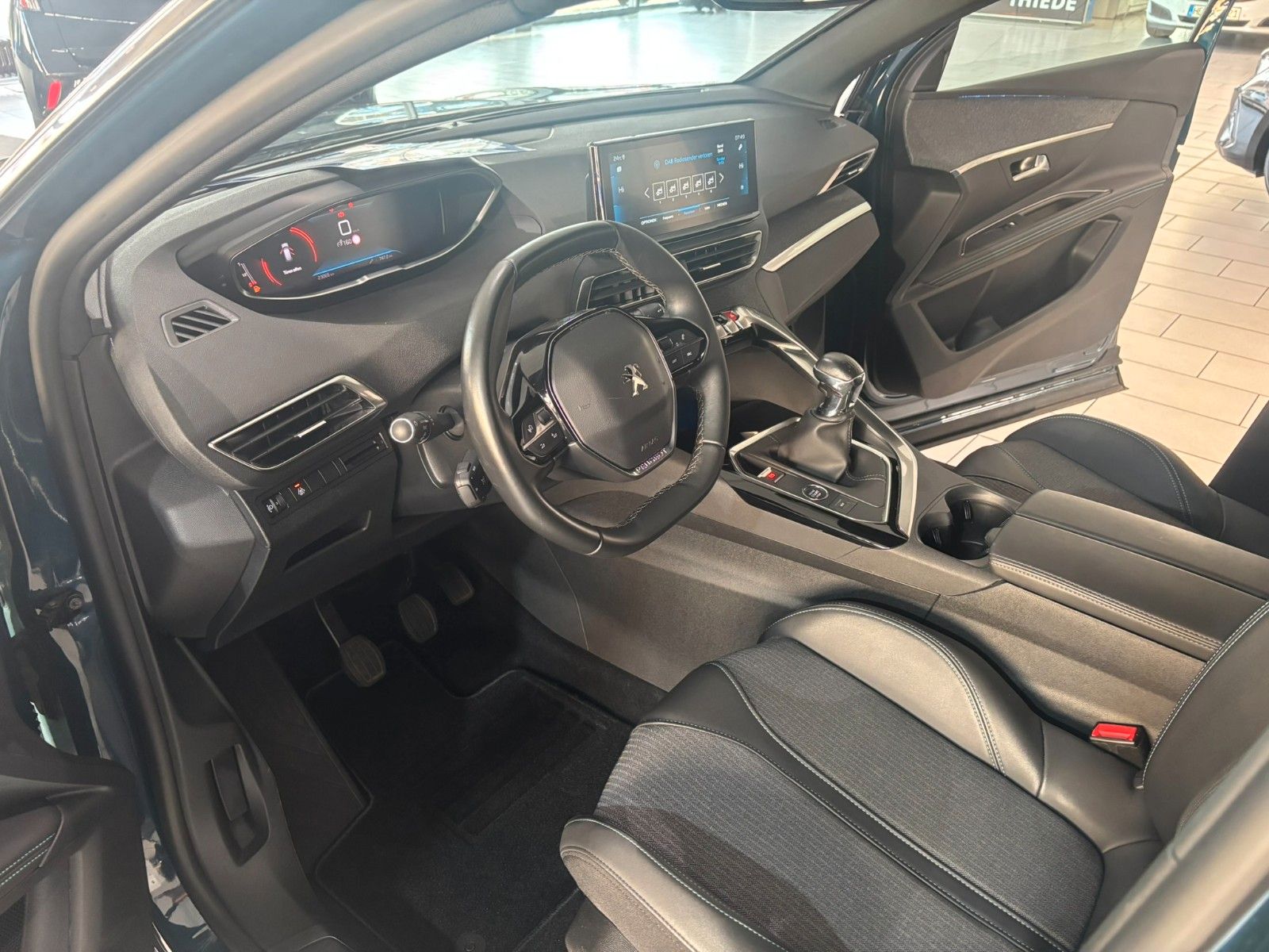 Fahrzeugabbildung Peugeot 3008 1.2T ALLURE PACK NAVI/LED/SPORT/VIRT/PDC
