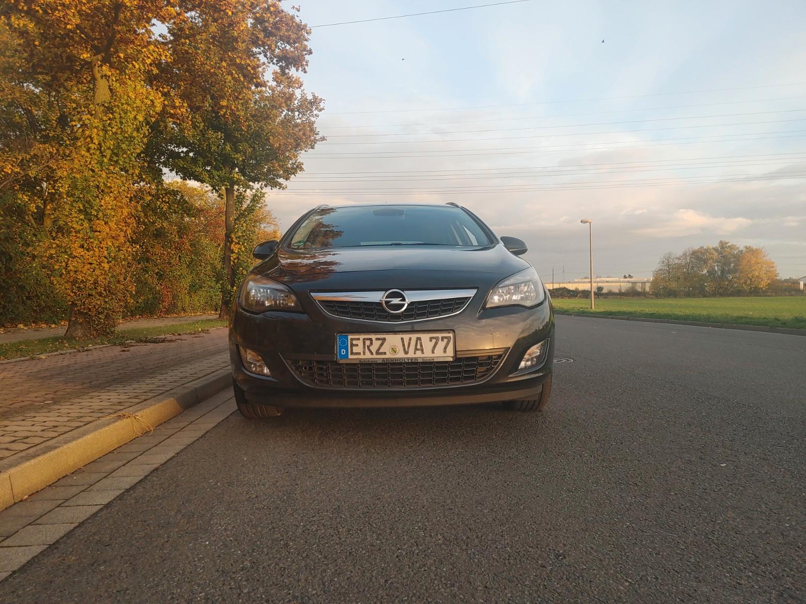 Opel Astra 2012 — вигляд ззаду