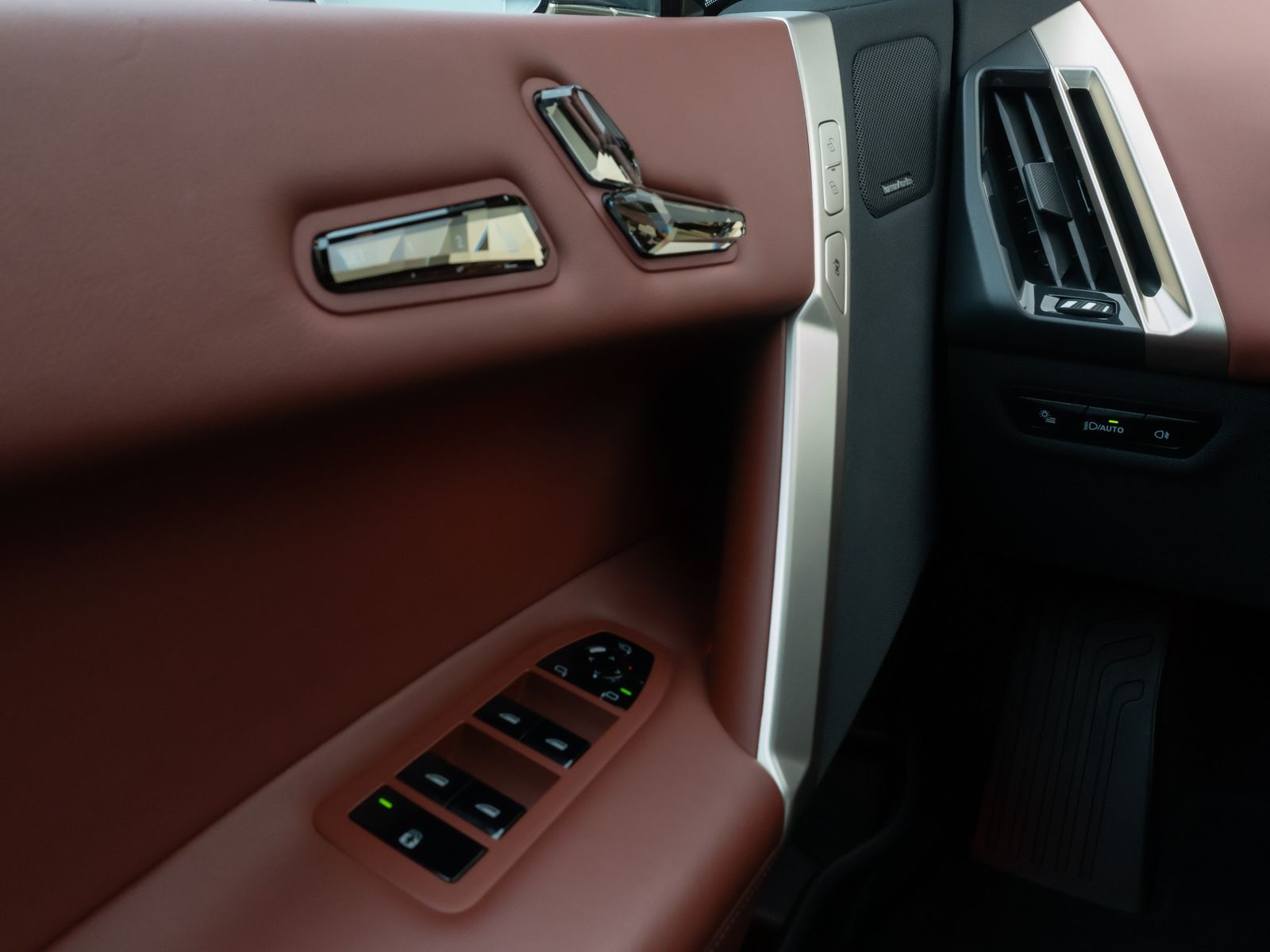 Fahrzeugabbildung BMW iX xD50 Sport Panorama 360°Laser H/K SoftCl 22"