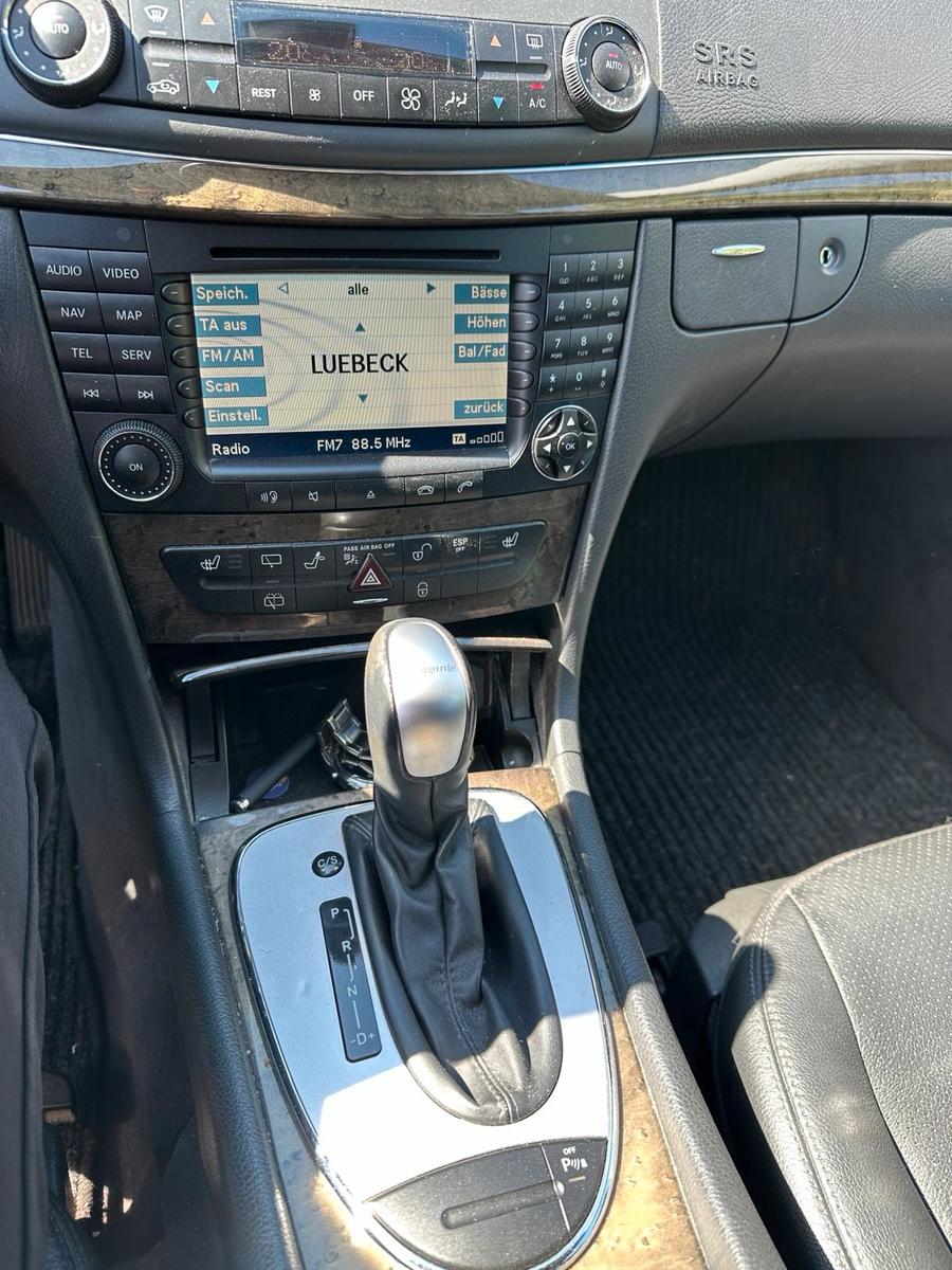 Mercedes-Benz E320 2005 — photo 9