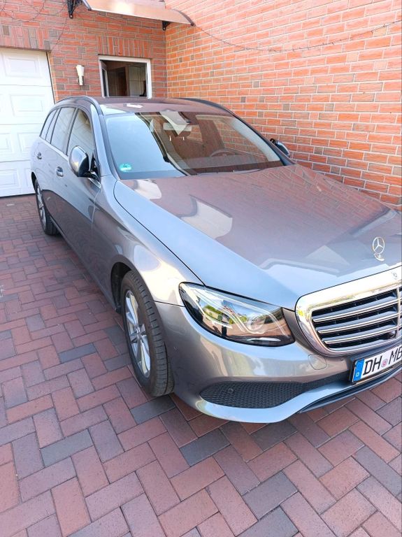Image of Mercedes-Benz E 220
