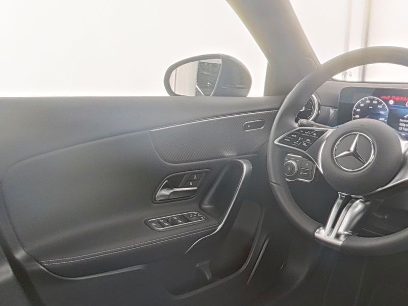 Fahrzeugabbildung Mercedes-Benz A 200 PROGRESSIVE+AHK+LHZ+VERK.ASS+CARPL+KAMERA+