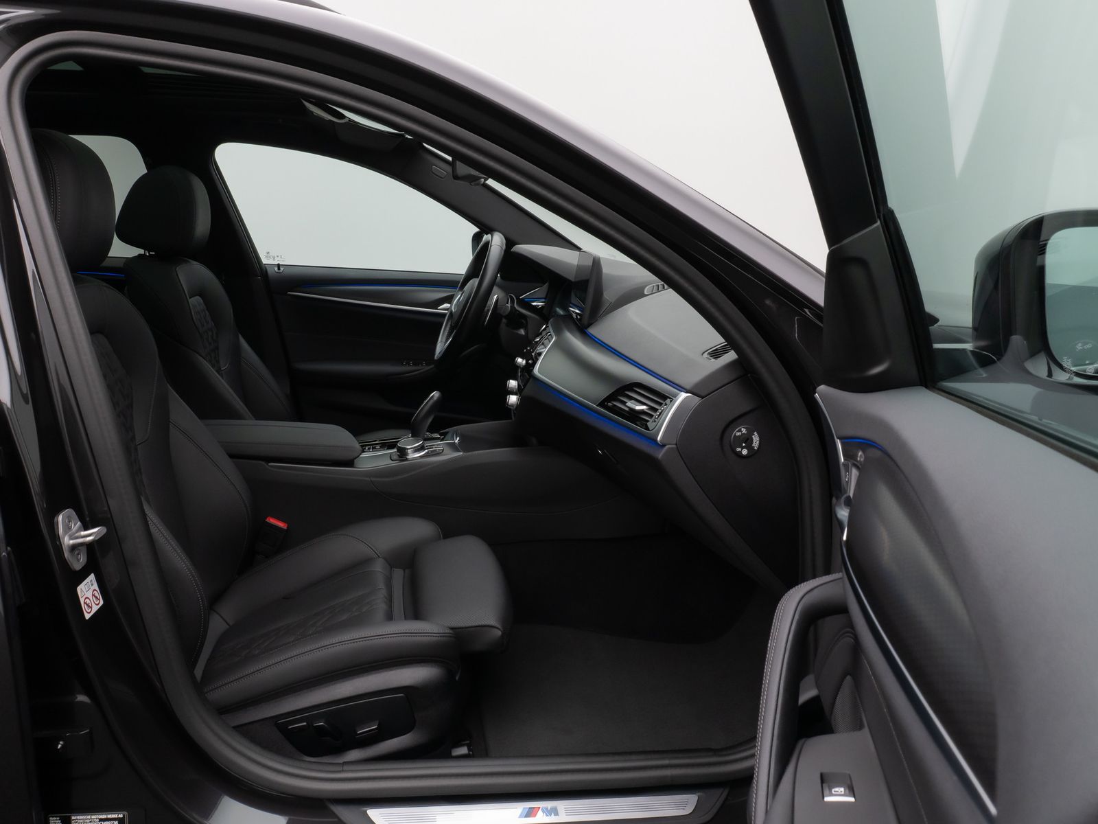 Fahrzeugabbildung BMW 520d xD M Sport Panorama Kamera DAB AHK Alarm