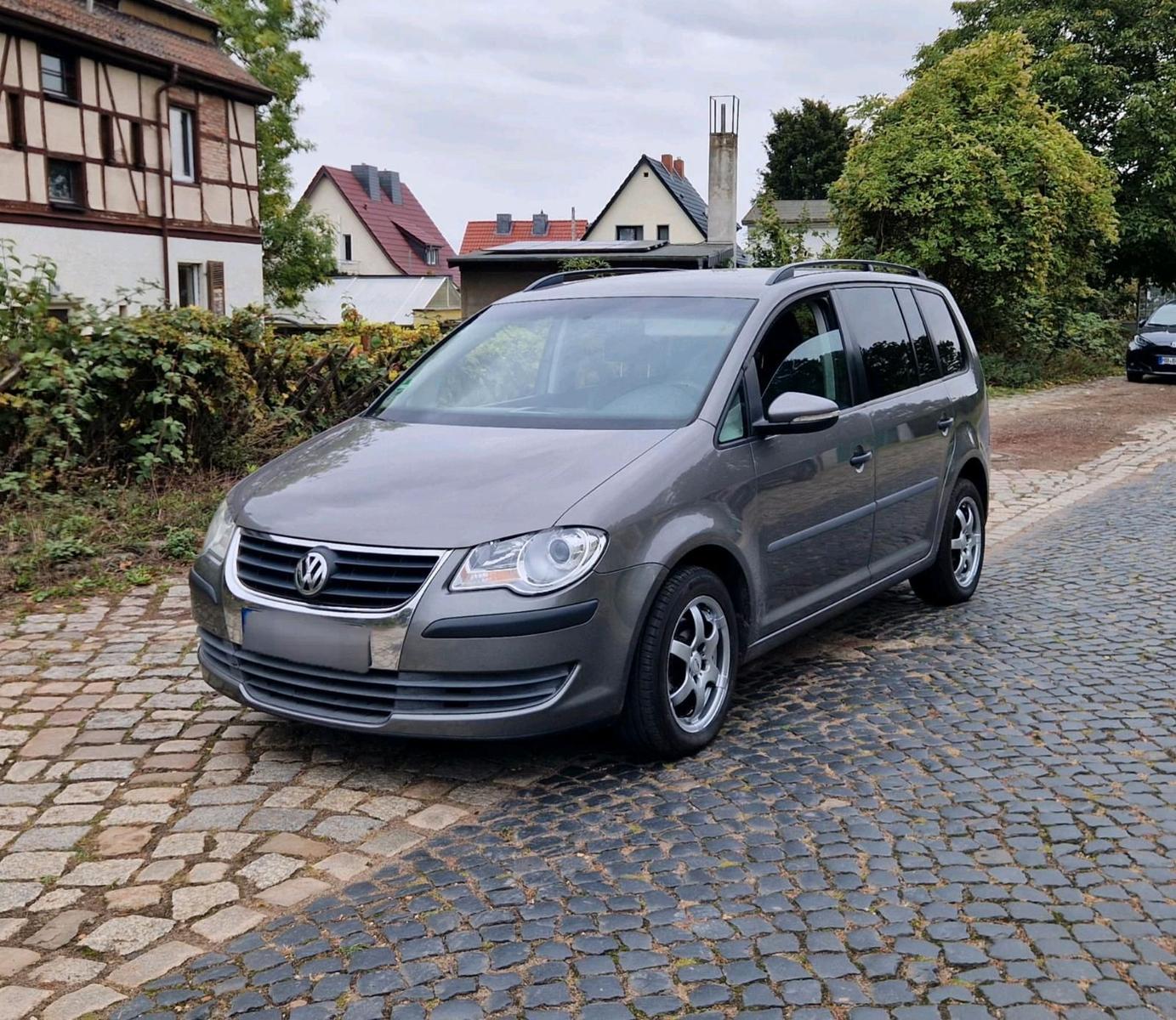 Volkswagen Touran 2010 — вигляд ззаду
