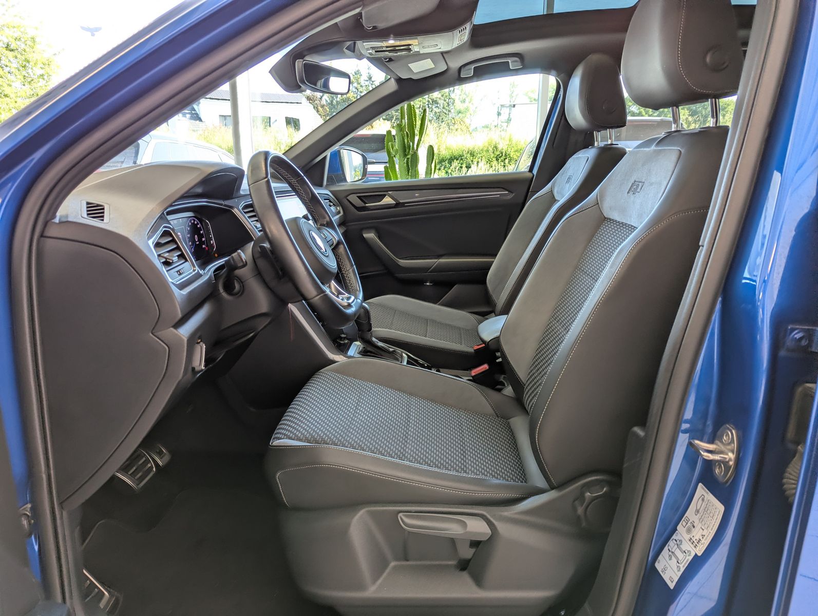 Fahrzeugabbildung Volkswagen T-Roc 1.5 TSI DSG 2x R-Line Sport Pano AID LED