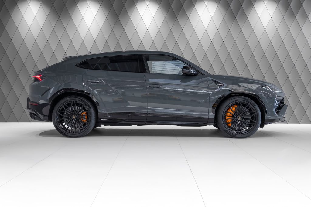 Urus 4.0 V8 SE GREY/ORANGE PANO B&O CARBON - Bild 3