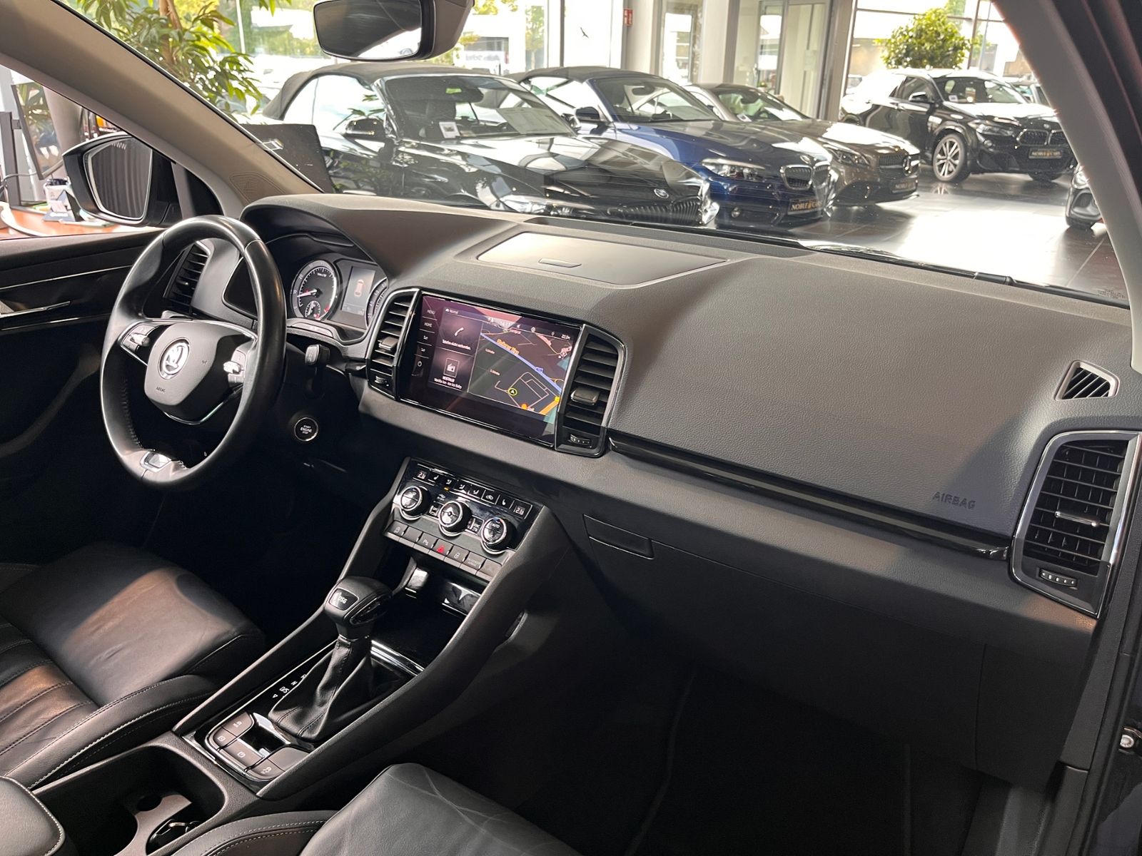 Fahrzeugabbildung SKODA KAROQ Style AHK ACC LED NAV LEDER 18"