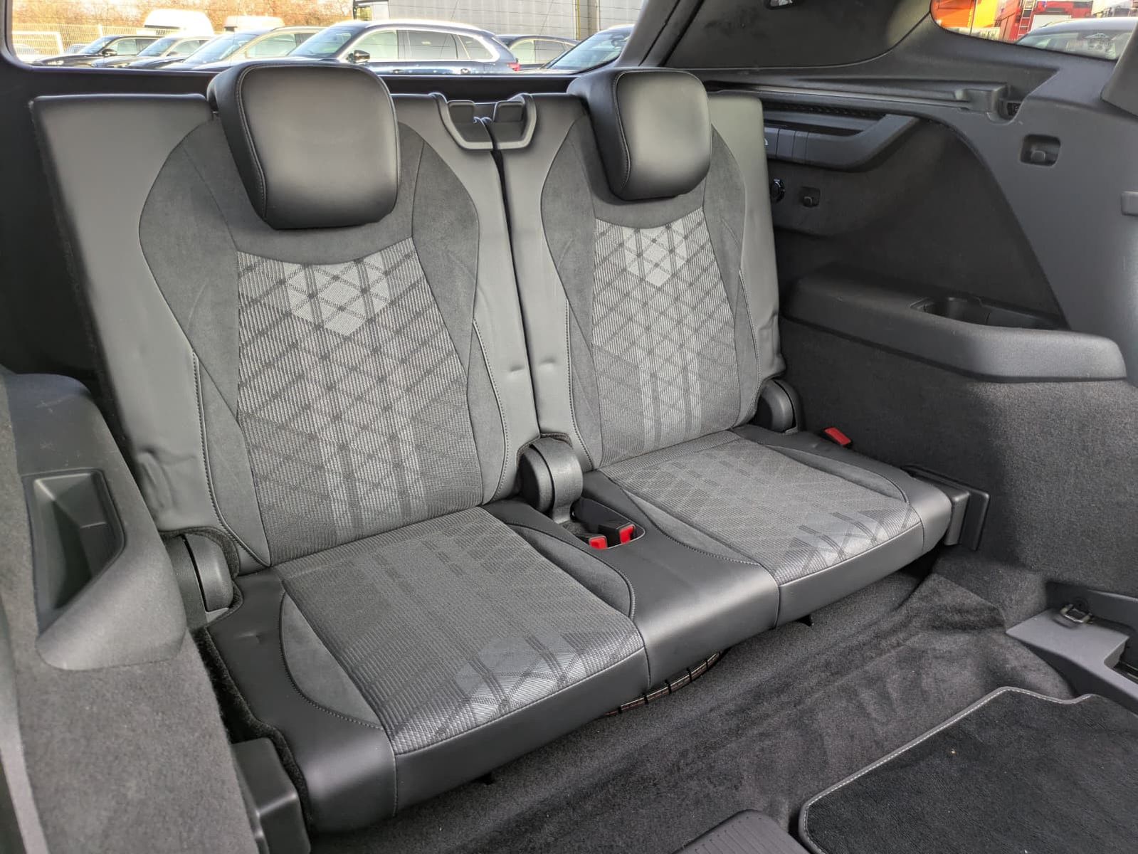 Fahrzeugabbildung Volkswagen Tayron 2.0 TDI 4M R-Line 7S*IQ-L.*PANO*HUD*AHK