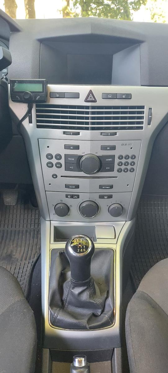 Opel Astra 2010 — photo 9