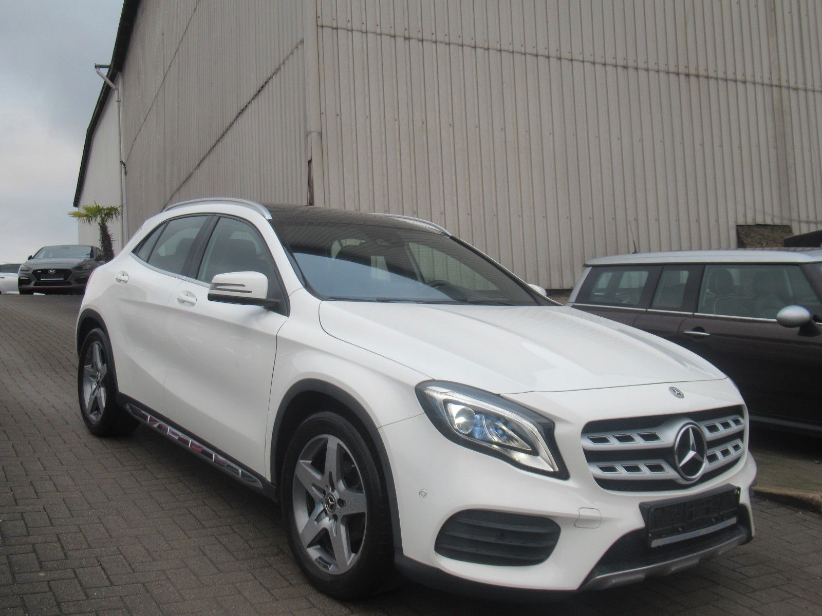 MERCEDES-BENZ GLA 200 AMG LINE-NAVI-PANO-LED-SHZ-2.HAND