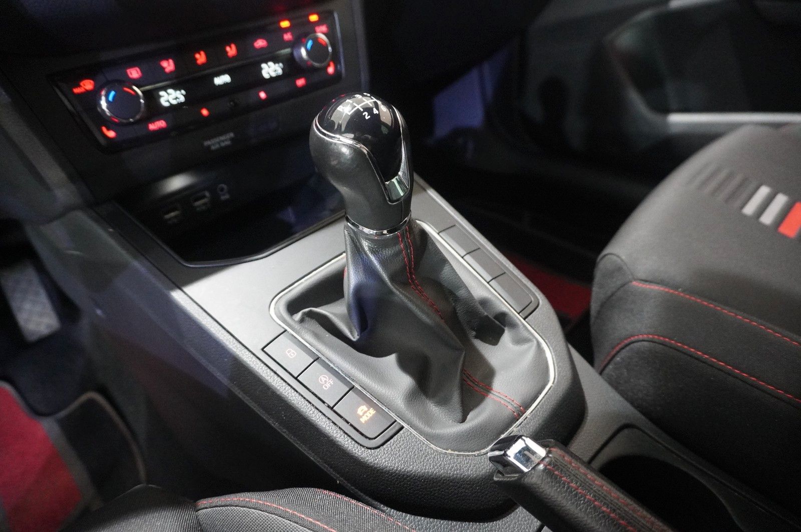 Fahrzeugabbildung SEAT Ibiza 1.0 TSI FR SPORT NAVI/LED/VIRTU./SHZ/TEMP.