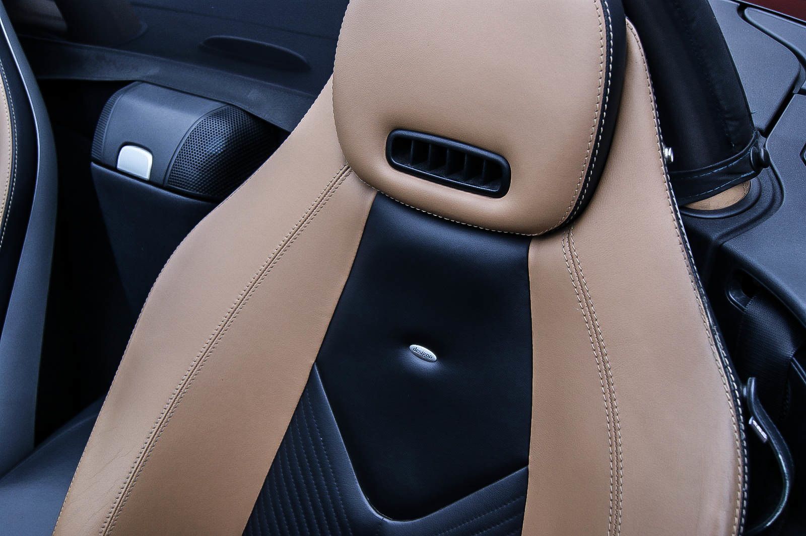 Fahrzeugabbildung Mercedes-Benz SLK 200 K Aut. DESIGNO LEDER XENON NAVI AIRSCARF